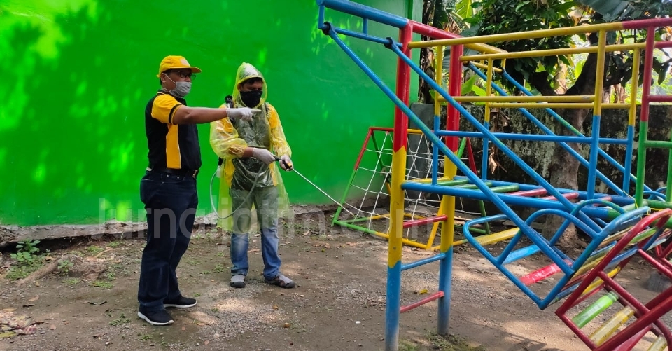 Kader Golkar Jombang Bagikan 500 Masker Pakai Helm Corona