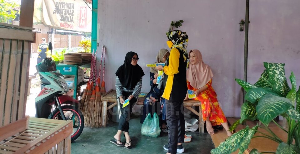 Cegah COVID-19, Golkar Jombang Semprot Disinfektan Masjid Dan Puluhan Musala