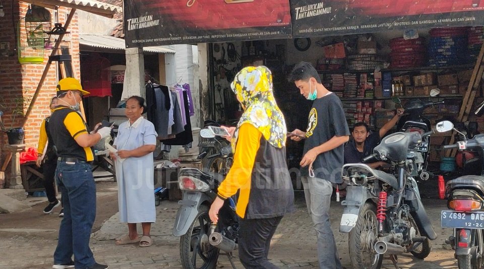 Cegah COVID-19, Golkar Jombang Semprot Disinfektan Masjid Dan Puluhan Musala