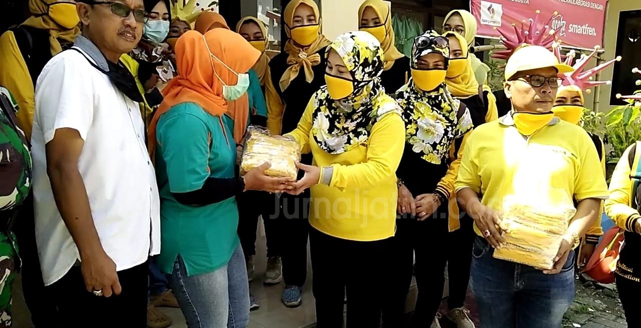 Kader Golkar Jombang Bagikan 500 Masker Pakai Helm Corona