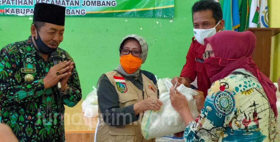Pantau Penyaluran BLT-DD, Bupati Mundjidah: 74 Persen Warga Jombang Dapat Bantuan