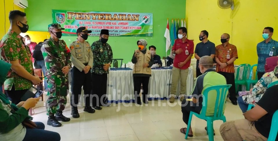 Pantau Penyaluran BLT-DD, Bupati Mundjidah: 74 Persen Warga Jombang Dapat Bantuan