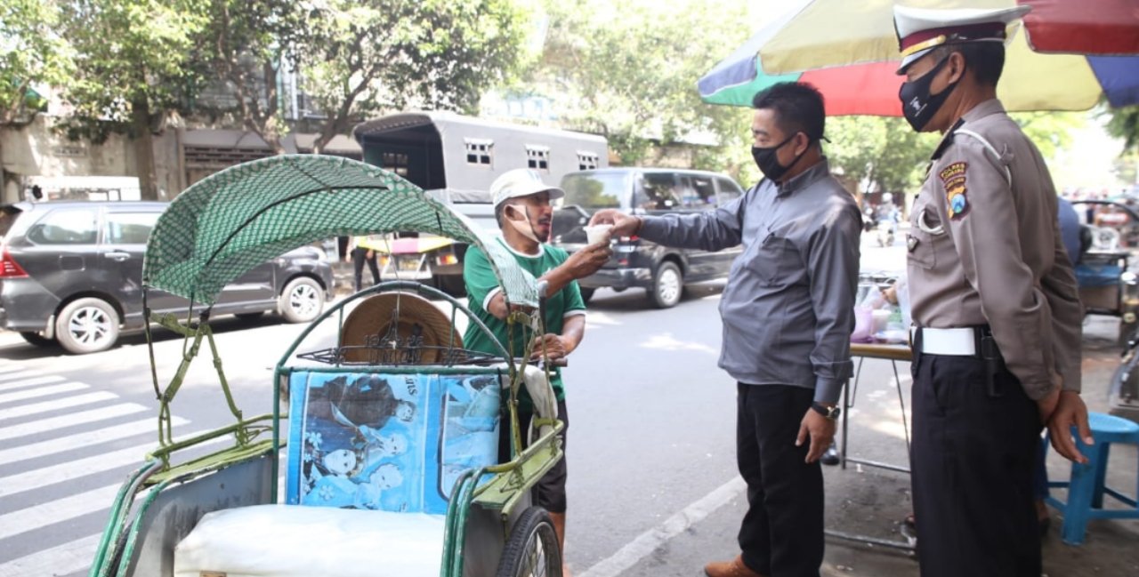 Tingkatkan Gizi, Polisi Bagikan Bubur Kacang Hijau ke Pekerja Jalanan