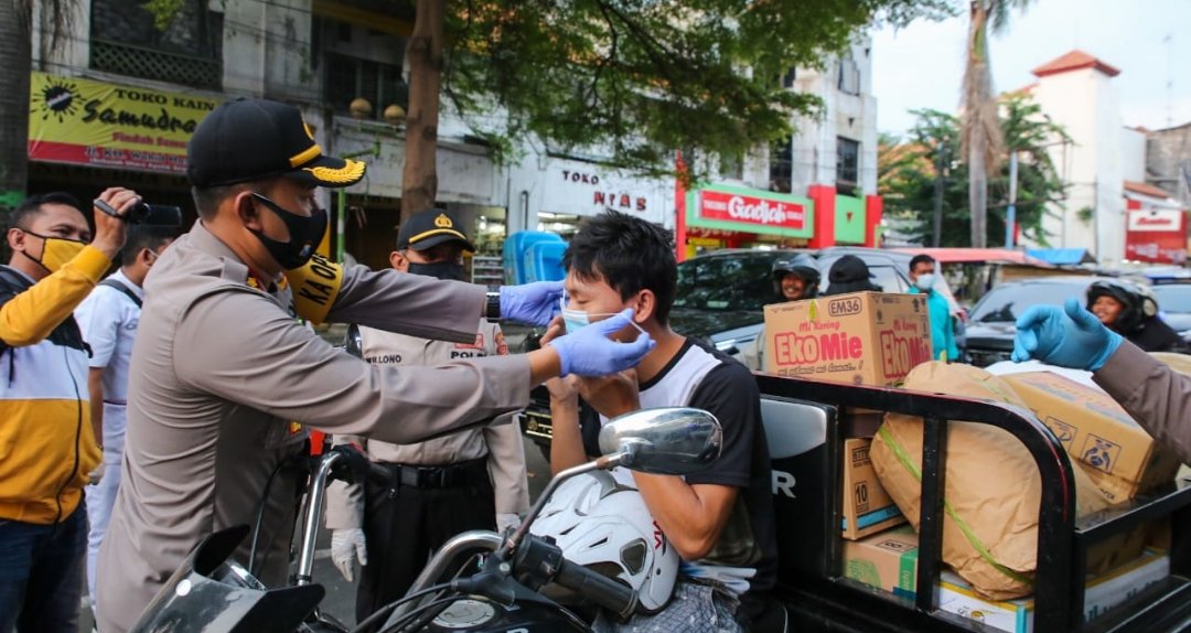 Polres Jombang Sebar Seribu Masker di Titik Rawan COVID-19