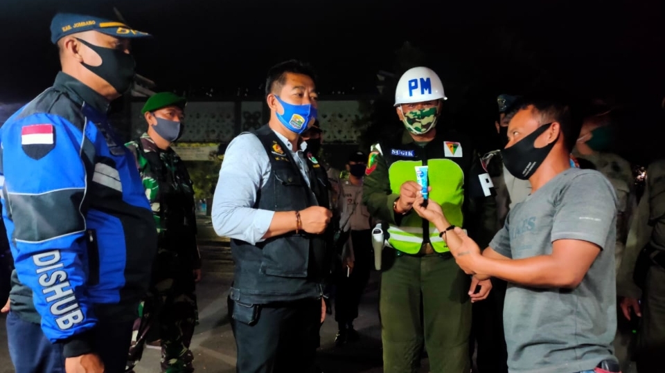 Polisi Sebar Hand Sanitizer Gratis ke Pedagang Warung di Jombang