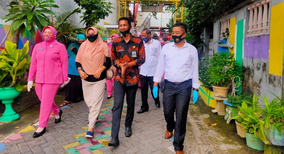 Istri Polisi di Jombang Bagi Masker di Hari Kesatuan Gerak Bhayangkari
