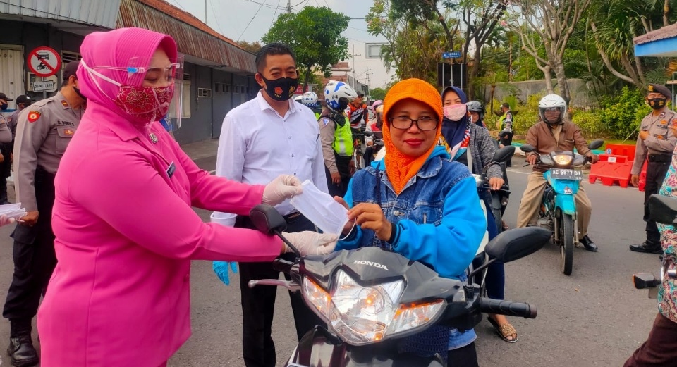 Istri Polisi di Jombang Bagi Masker di Hari Kesatuan Gerak Bhayangkari