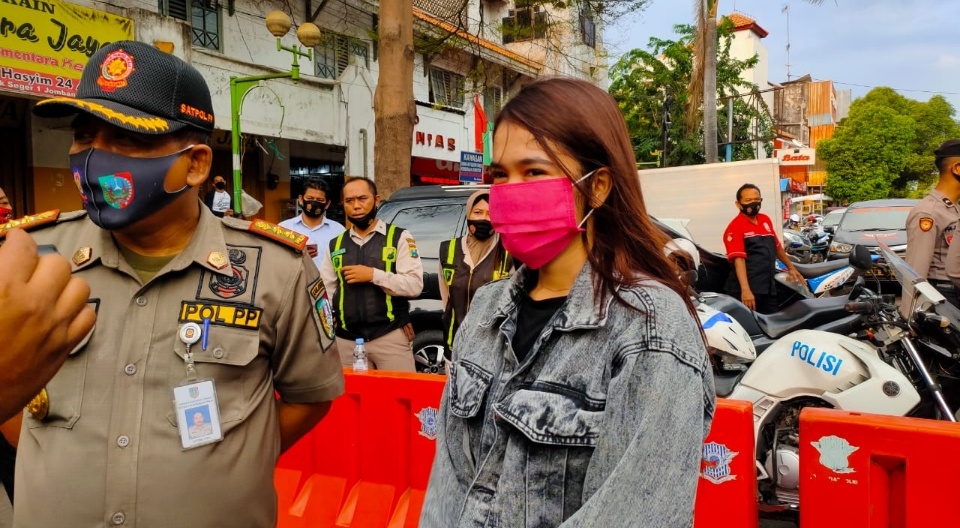 Tak Pakai Masker, Cewek Rambut Pirang Dihukum Nyanyi Lagu Kebangsaan