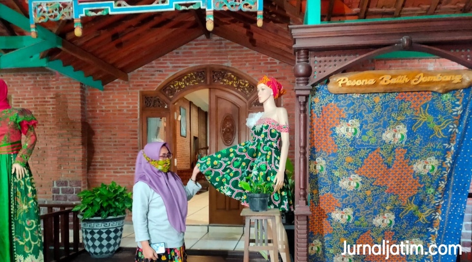 Pengrajin Galeri Pesona Batik Jombang Bikin Inovasi Motif Besutan