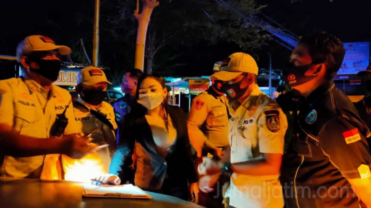 Alamakk.. Wanita Cantik Ini Terjaring Razia Masker di Jombang
