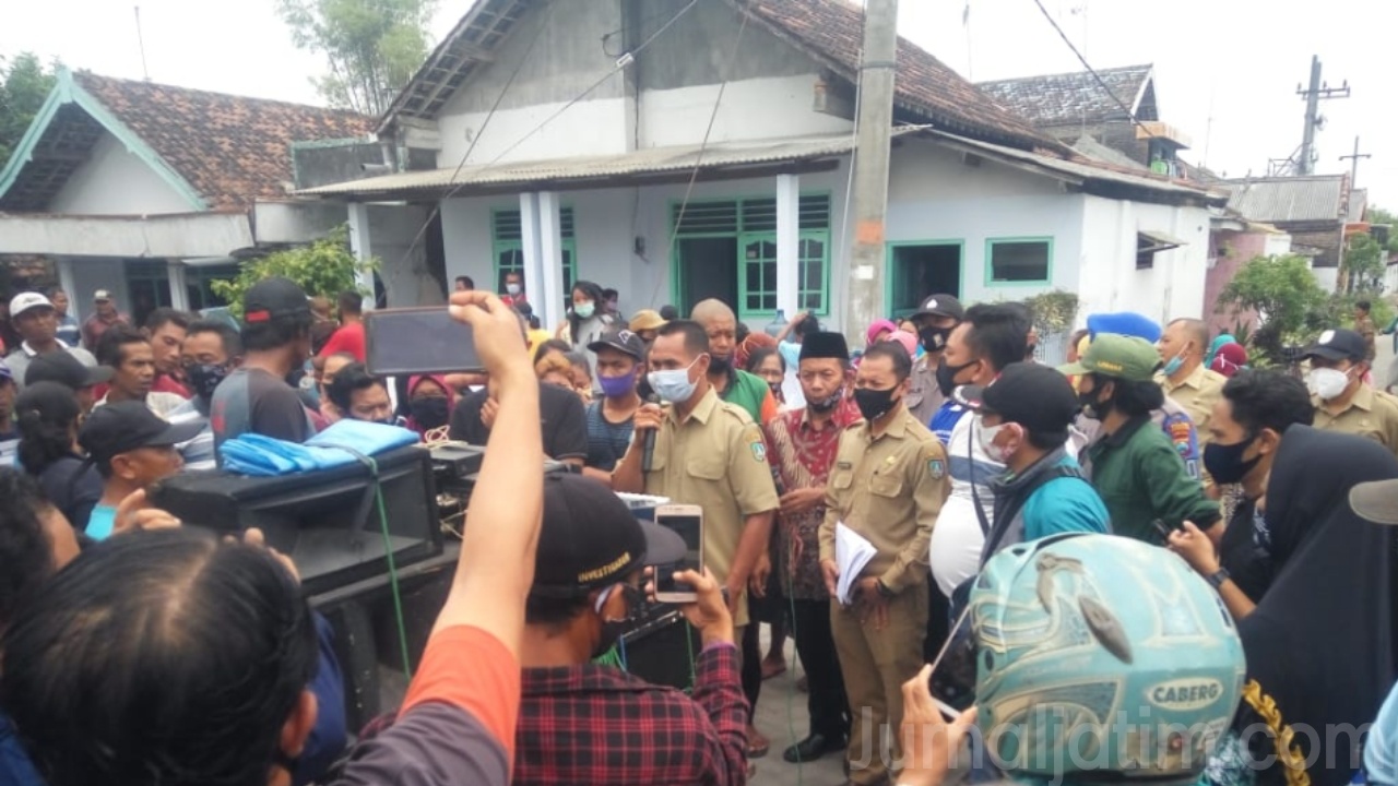 Warga di Jombang Demo 2 Perangkat Desa yang Diduga selingkuh Dicopot