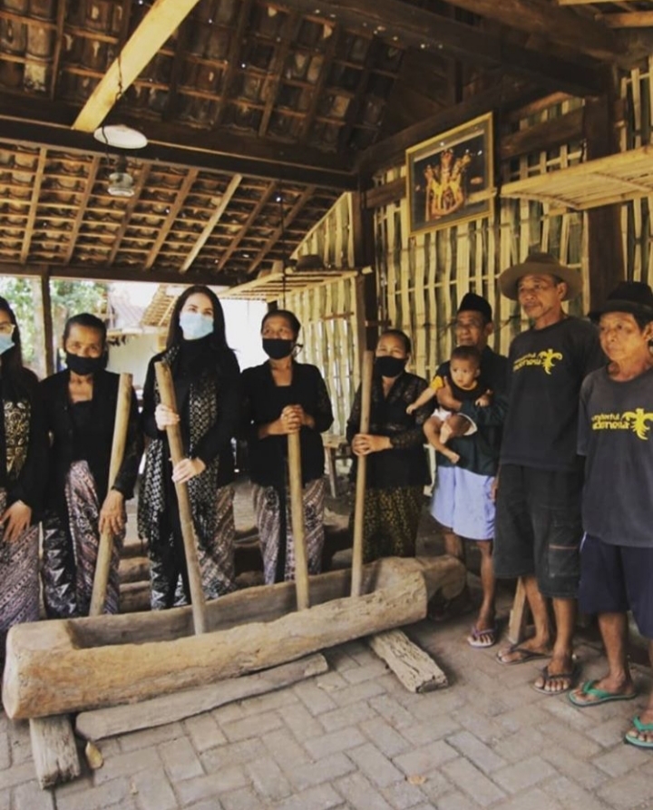 Potret Arumi Bachsin Dengan Masyarakat Suku Osing di Banyuwangi